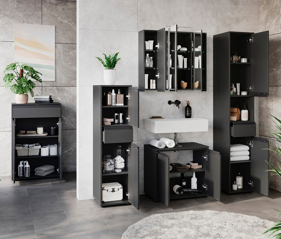 Badezimmer mit graphitfarbenem Waschbeckenunterschrank »Lemont« und Aufbewahrungsschränken.