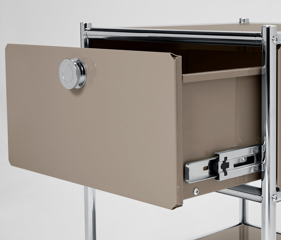 Detailansicht eines Beistelltischs Metall »CN3« mit 1 Schublade, die offen ist.