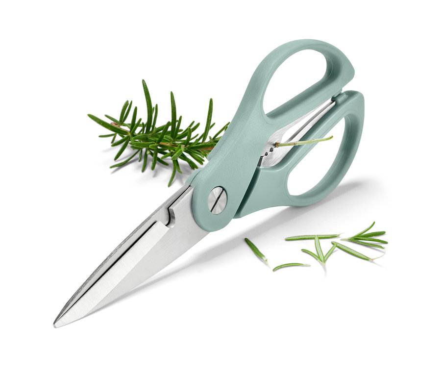 Küchen- und Kräuterschere mit mintgrünem Griff und Rosmarinzweigen auf weißem Hintergrund.