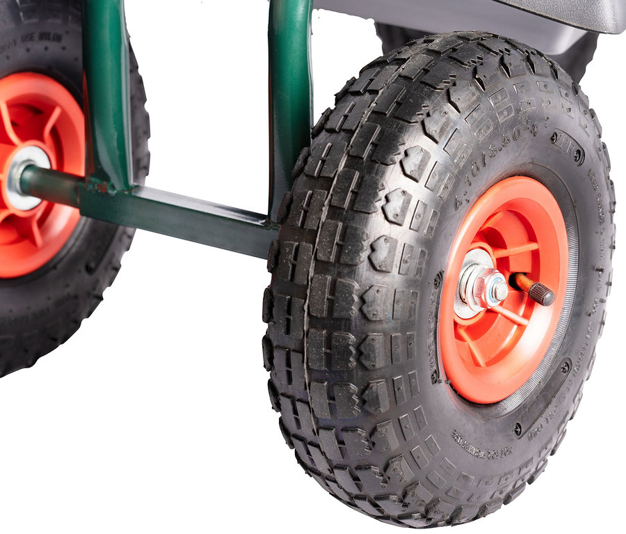 Nahaufnahme der Räder des Outdoor-Rollsitzes »Deluxe«, inkl. Schutzhülle. Grüner Rahmen, orangefarbene Radnaben.