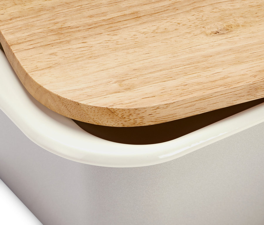 Detailansicht eines Emaille-Brotkastens mit Schneidebrett.