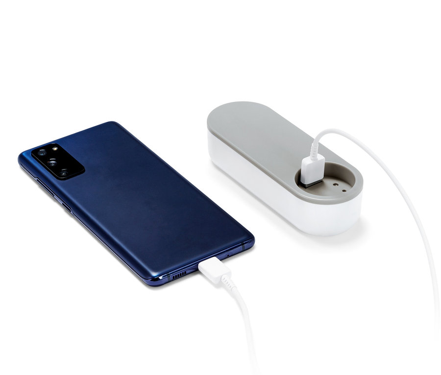 Ein dunkelblaues Smartphone wird mit einer Powerbank aufgeladen.