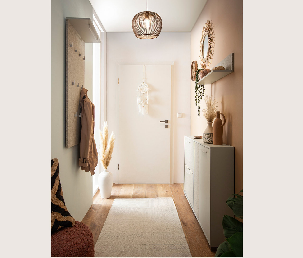 Flur mit cremebeigem Schuhschrank »Edno« mit Canasta-Dekor, Hakenpaneel und Highboard.