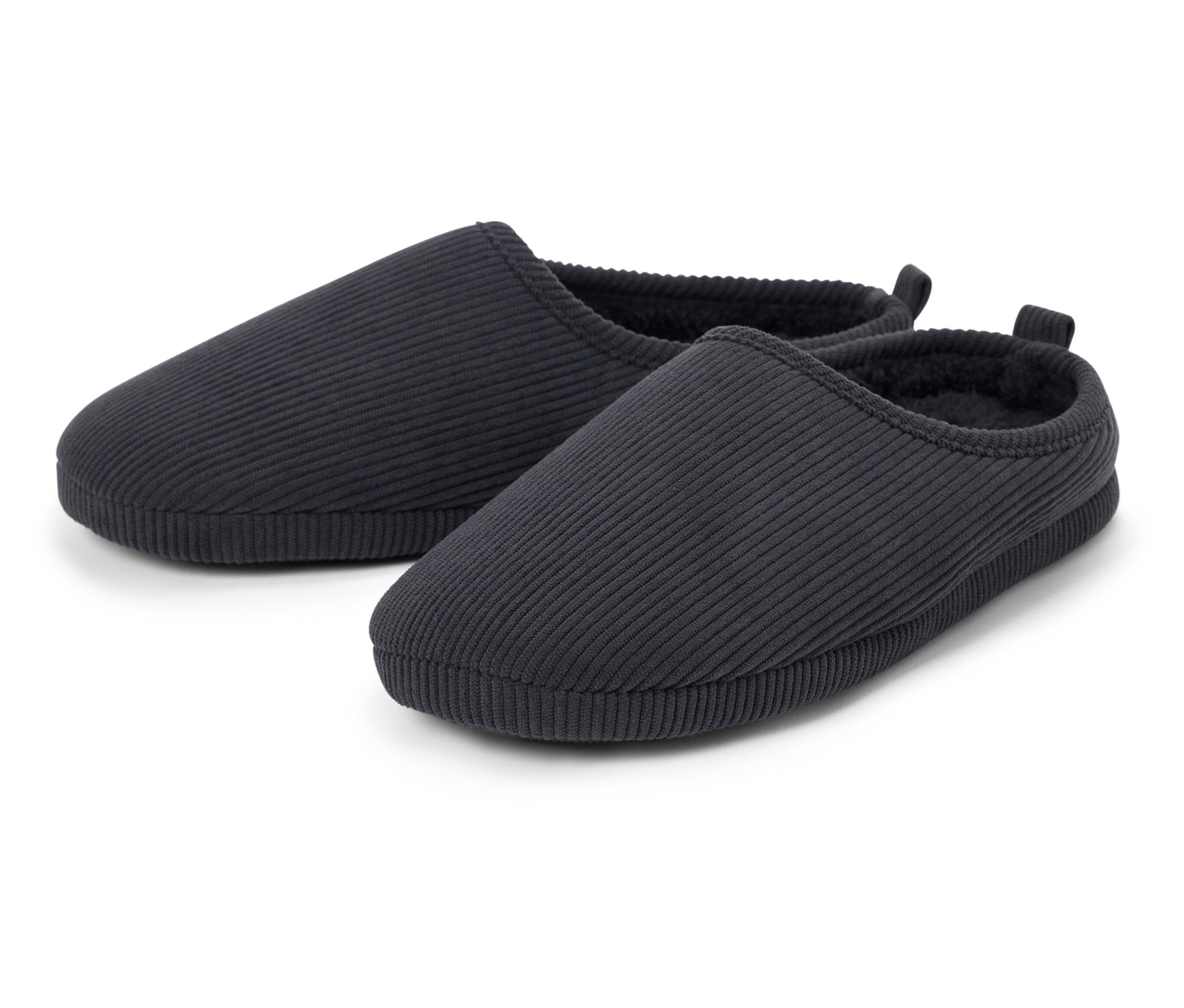 Zwei gerippte, schwarze Hausschuhe auf weißem Hintergrund.
