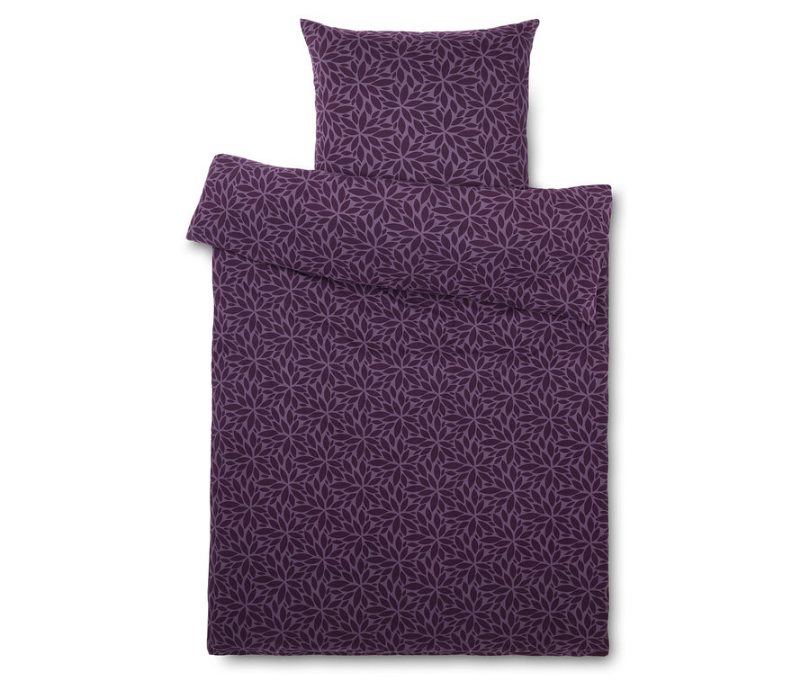 Lila Bettwäsche mit Blumenmuster.