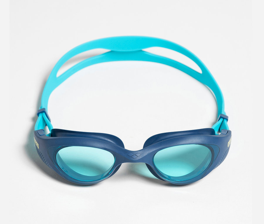 Nahaufnahme einer blauen Schwimmbrille mit blauem Band auf weißem Hintergrund.