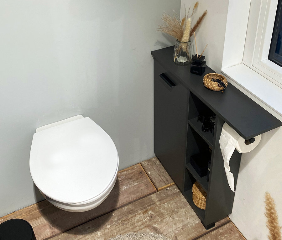 Weiße Toilette neben anthrazitfarbenem Nischenschrank »Katta« im Badezimmer.