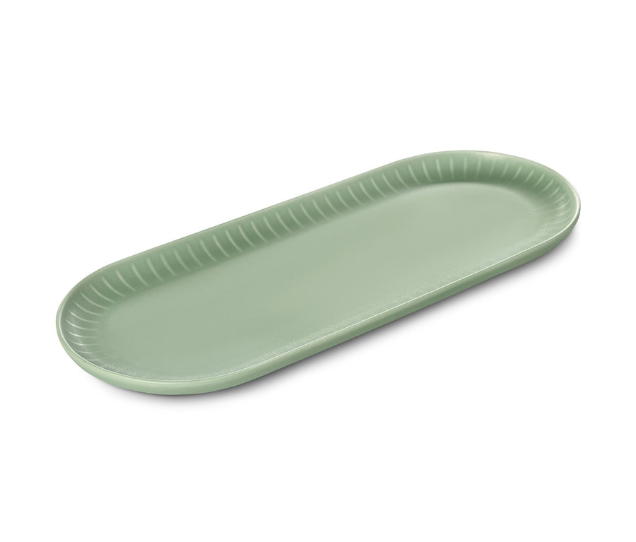 Grüne Kuchenplatte in ovaler Form.