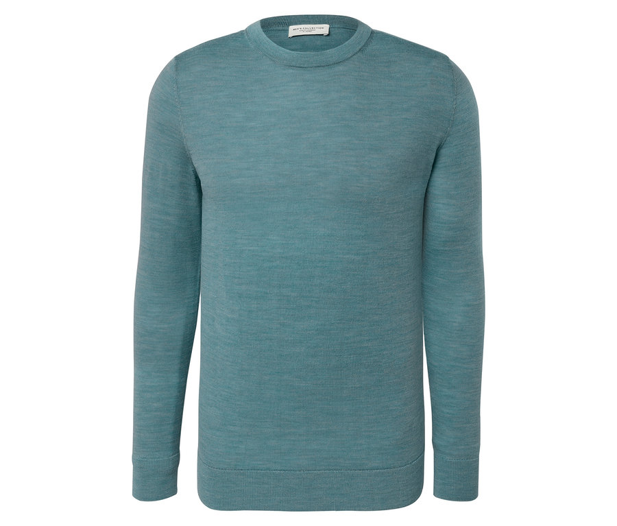 Ein hellblau melierter Merino-Pullover liegt auf einem weißen Hintergrund.