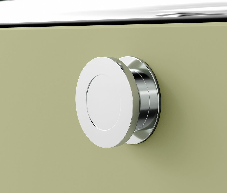 Detailaufnahme eines verchromten, runden Möbelknopfs an einem grünen Möbelstück.