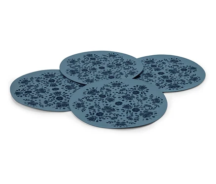 Vier blaue Tischsets mit Blumenmuster.