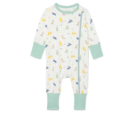 Baby-Schlafanzug mit Hasenmuster und langen Ärmeln.