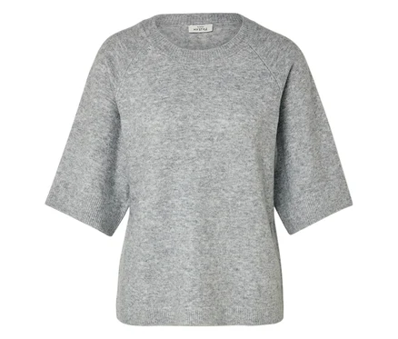 Ein grauer Pullover mit kurzen Ärmeln auf weißem Hintergrund.