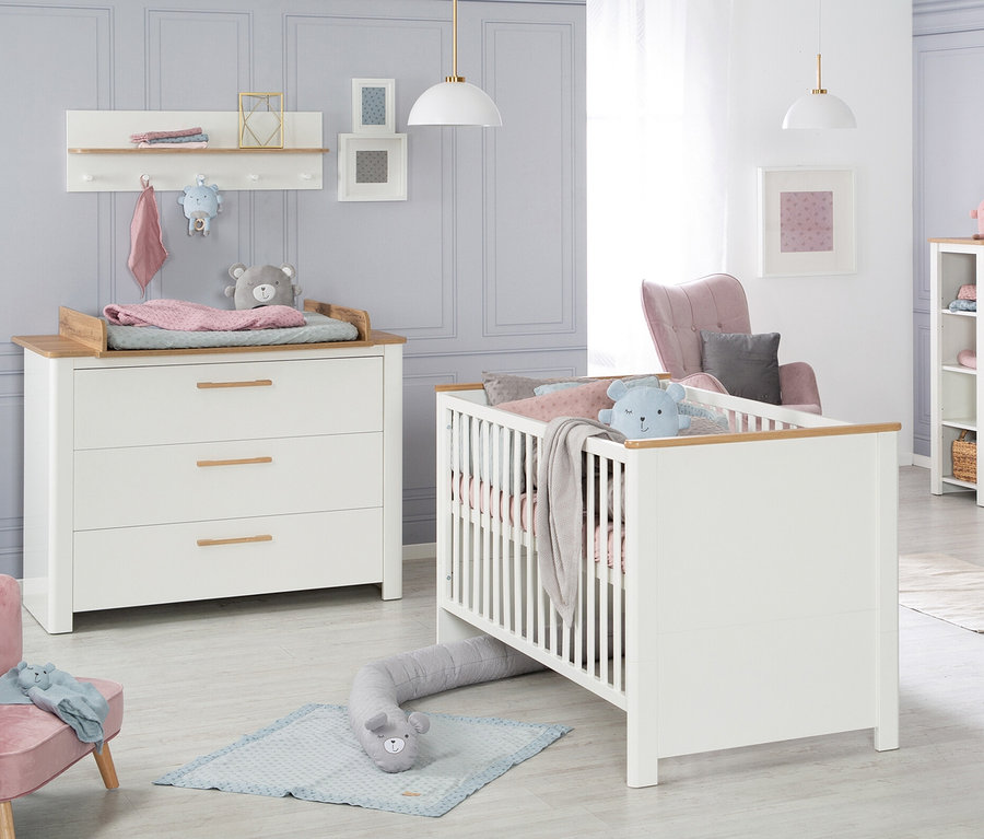 Ein Kinderzimmer mit einem weißen Kinderzimmer-Set »Ava« mit Bett, Wickelkommode und Schrank.