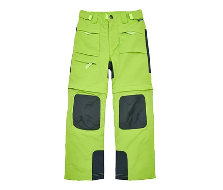 Grüne Jako-O Zipp-off Hose mit Taschen und dunkelgrauen Knieflicken.