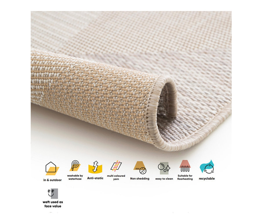 Detailansicht eines beigen Outdoor-Teppichs "Sandstone Shapes". Ein Teil des Teppichs ist aufgerollt.