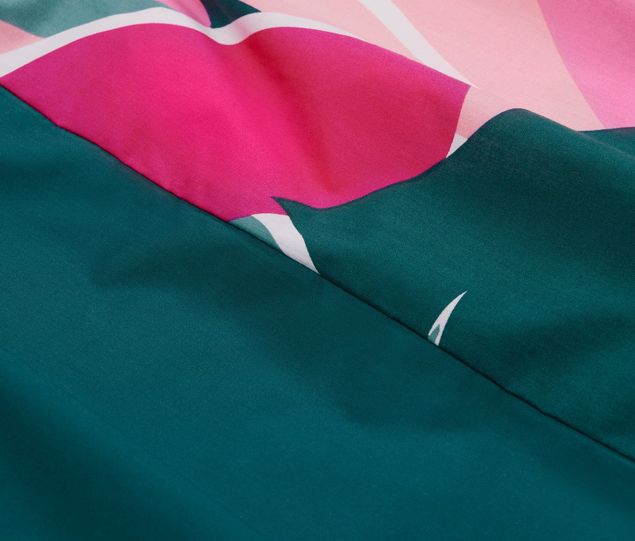 Detailansicht von Perkal-Bettwäsche mit Blattmuster.