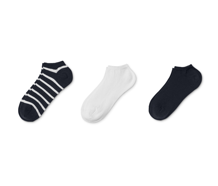 Drei Paar Basic Sneakersocken: ein Paar dunkelblau-weiß gestreift, ein Paar weiß und ein Paar dunkelblau.