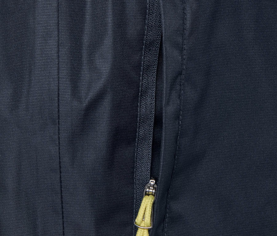 Detail einer Unisex-Regenhose mit Reißverschlusstasche.