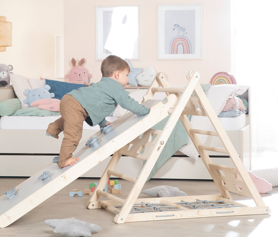 Junge klettert auf roba Rutschbrett im Kinderzimmer.
