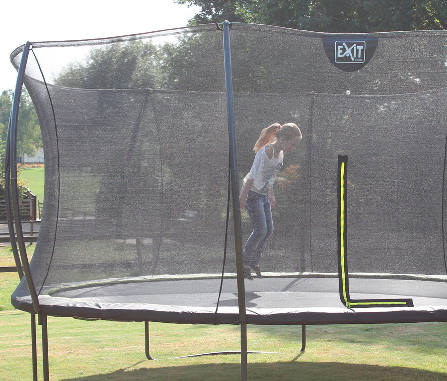 Mädchen springt auf EXIT Trampolin »Silhouette«, Ø ca. 427 cm.