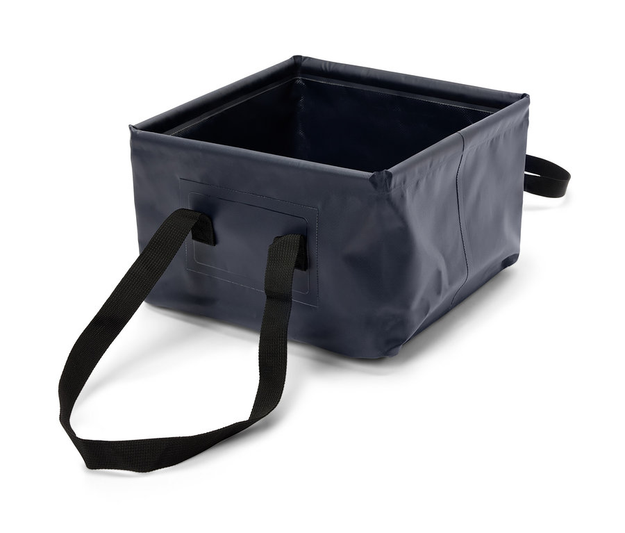 Eine faltbare Spülschüssel in Dunkelblau mit schwarzen Griffen.