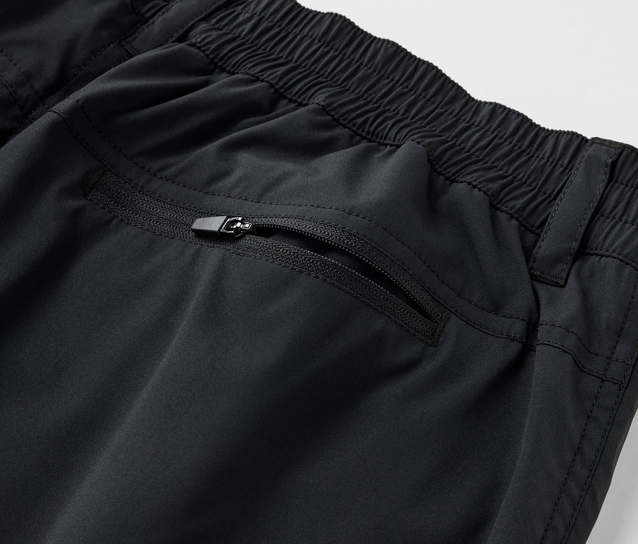 Detail einer schwarzen Softshell-Funktionsshorts mit Reißverschlusstasche.