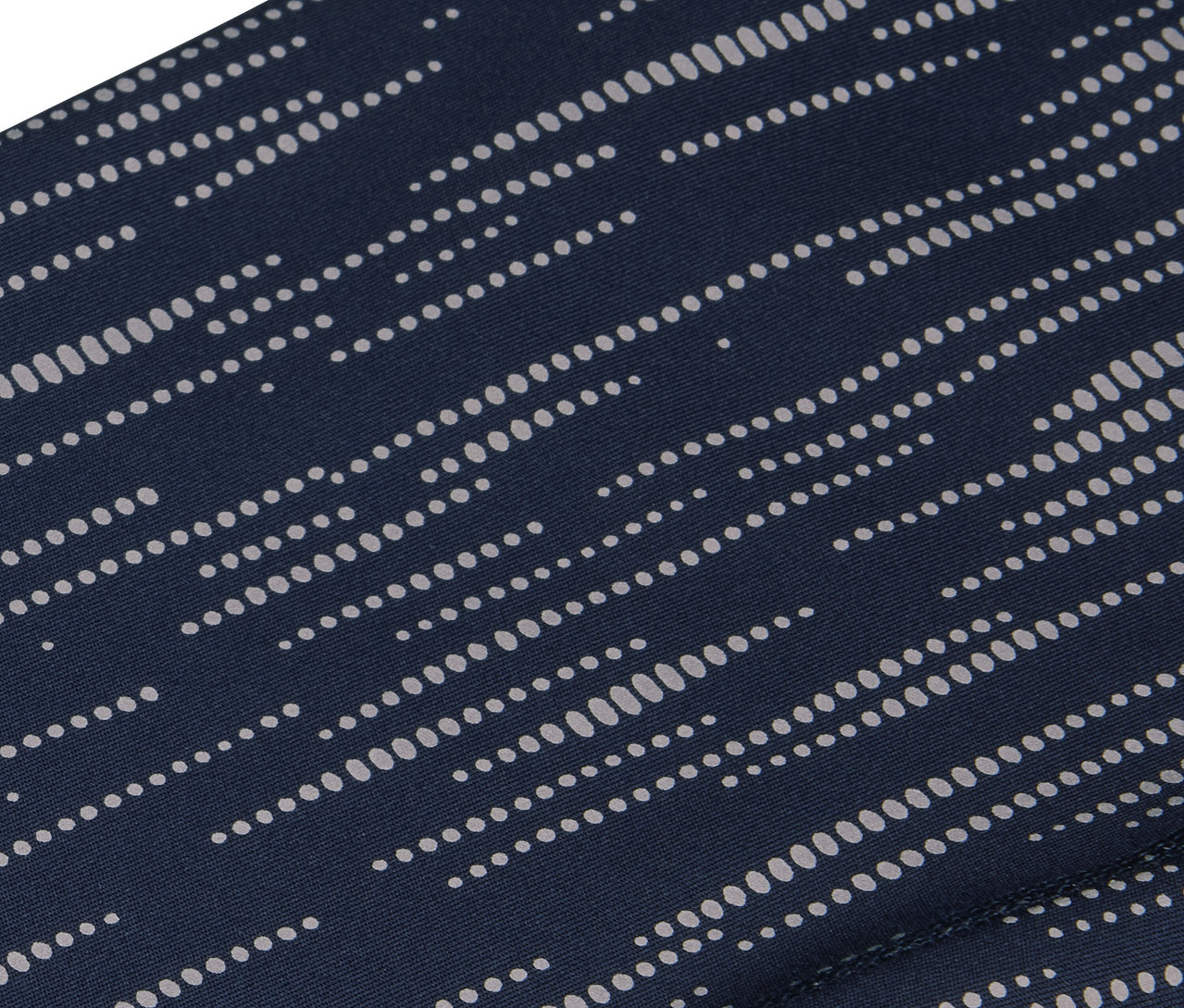 Detailaufnahme eines marineblauen Stoffes mit einem Muster aus parallelen weißen Punkten.