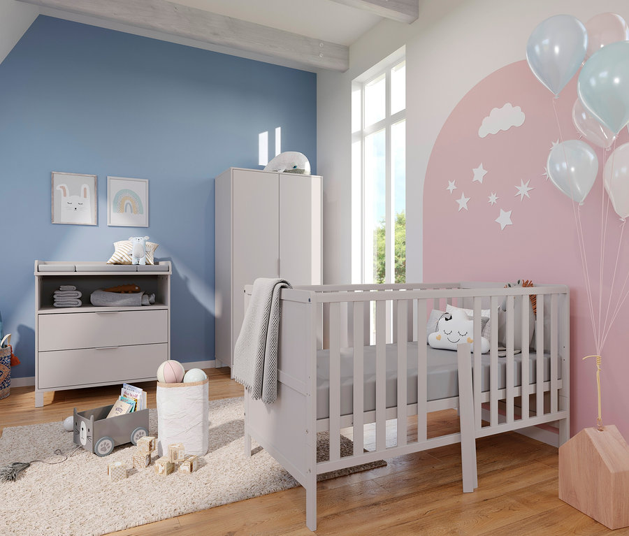 Kinderzimmer mit Gitterbett, Kommode mit Wickelaufsatz »Alkmaar« und Spielsachen.