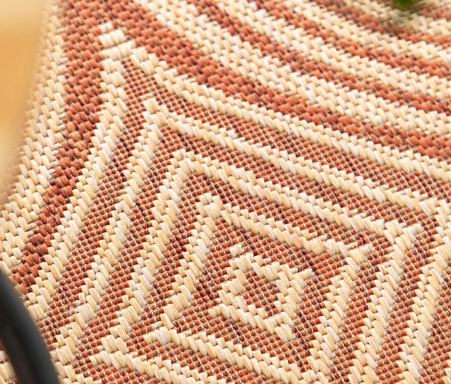 Detailansicht des Teppichs »Eldorado« in Desert Bloom mit geometrischem Muster.