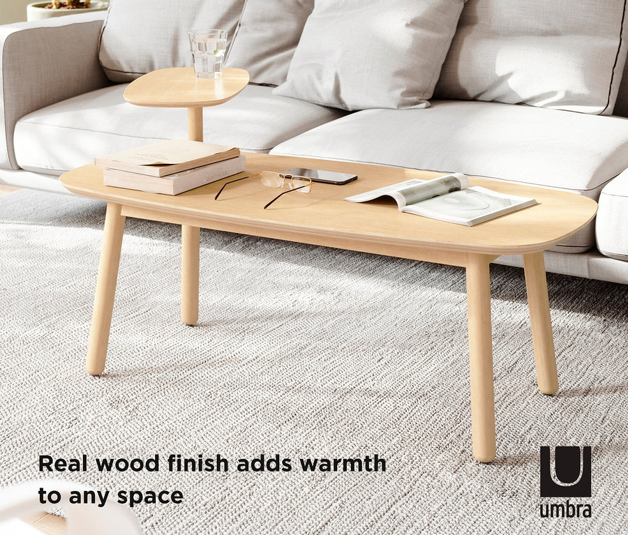 Wohnzimmer mit beigem Sofa und hellem Couchtisch aus Holz.