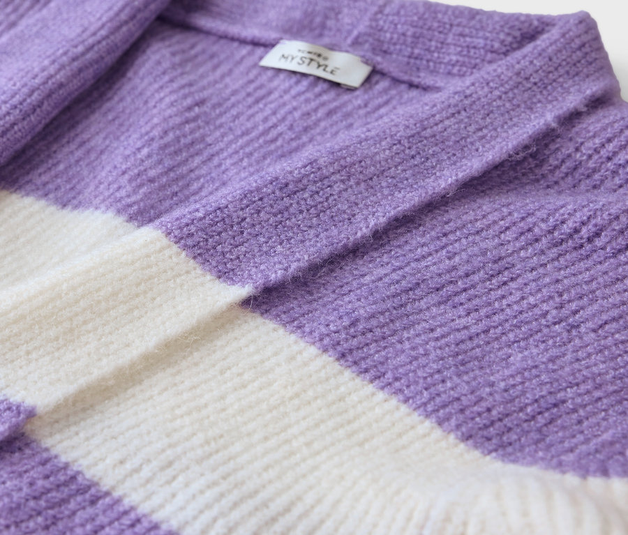 Detailansicht einer lila-weiß gestreiften Strickjacke mit einem My Style Etikett.