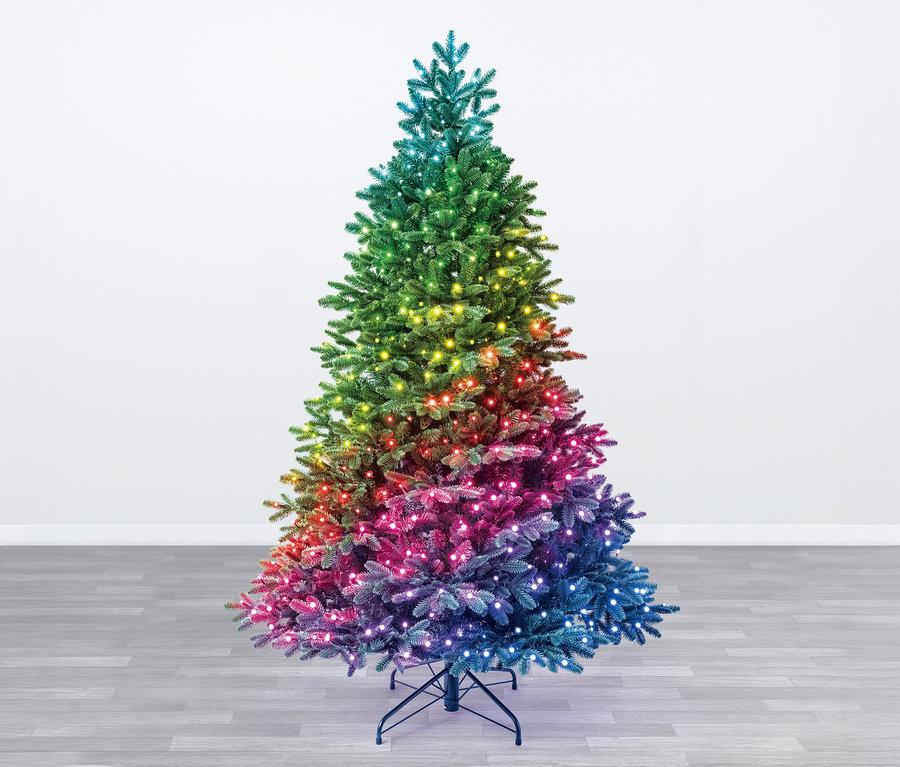Weihnachtsbaum mit bunten Lichtern in einem Raum.
