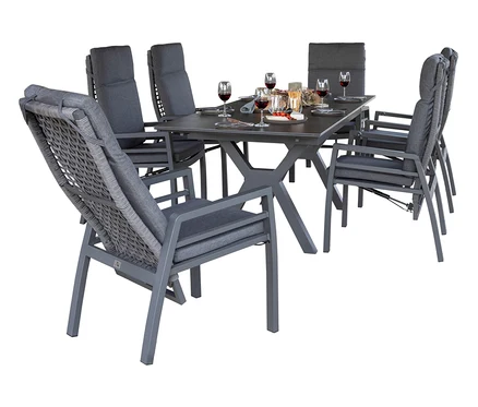 Sechs graue Sessel umgeben einen Esstisch mit Weingläsern. Auf dem Tisch steht das deVries Dining-Set, steingrau-rope.