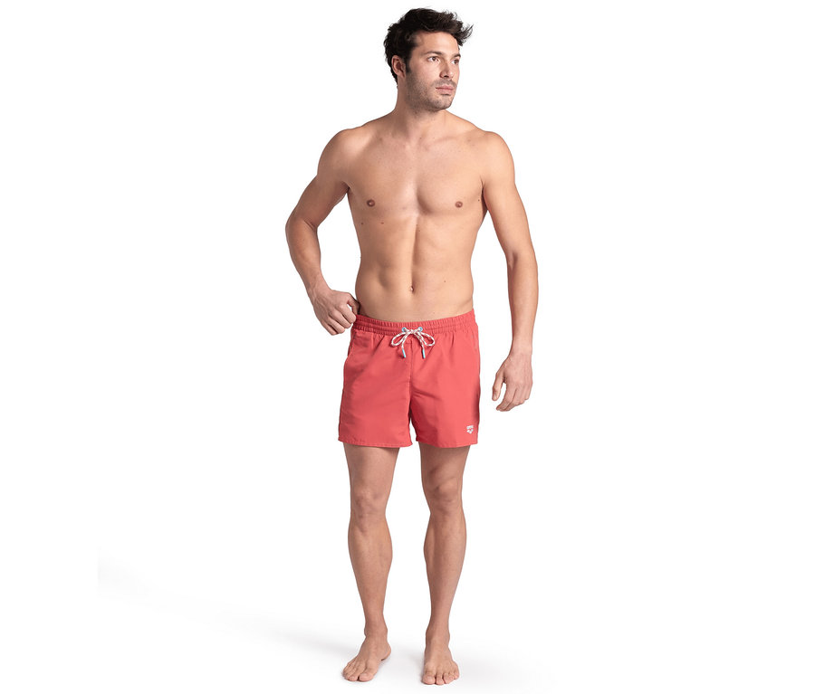 Mann posiert in roten Arena Pro_File Badeshorts.