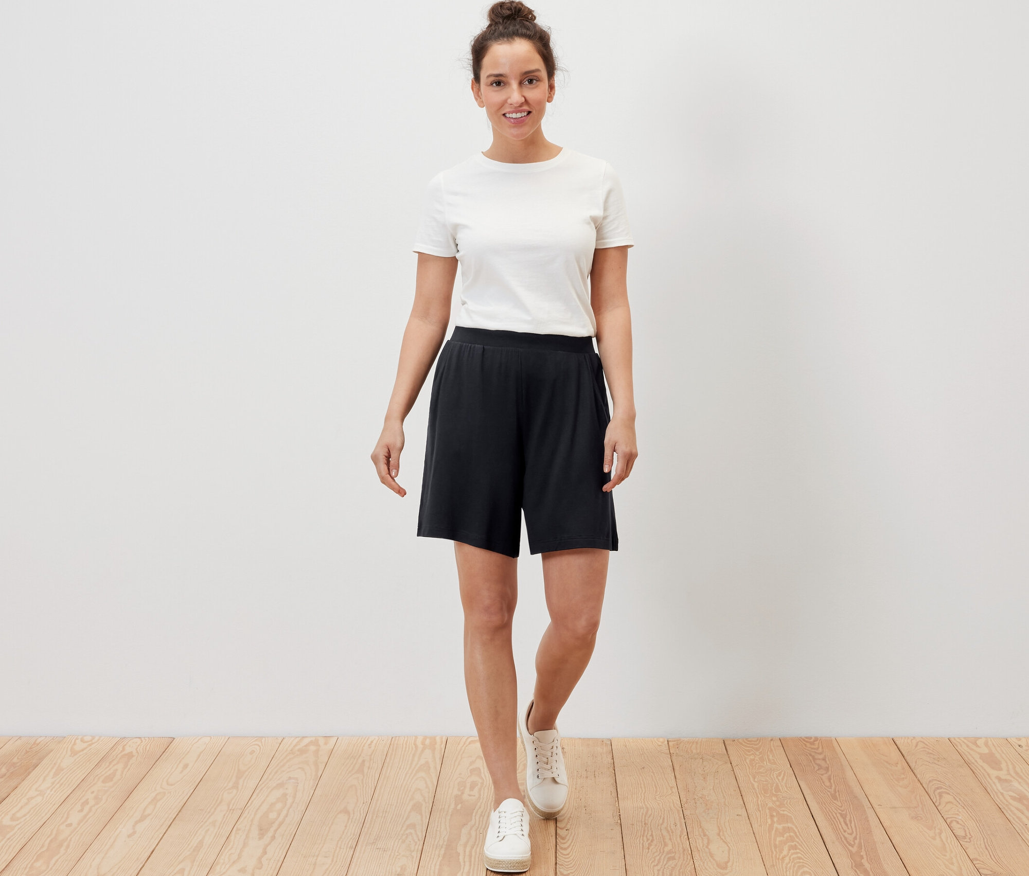 Frau trägt schwarze Jerseyshorts.