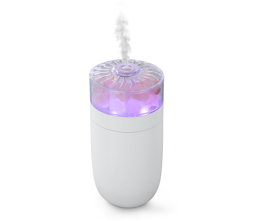 Weißer Luftbefeuchter mit rosa Salzkristallen und Dampf, der aus der Oberseite aufsteigt.