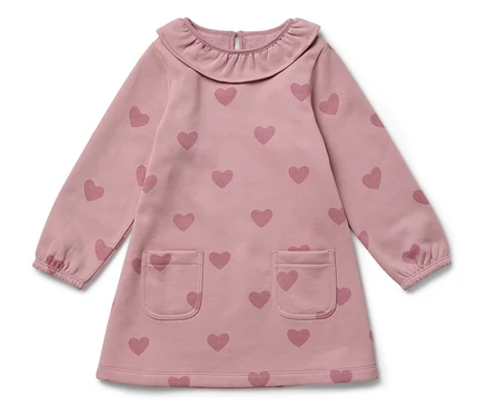 Rosa Kleid mit langen Ärmeln und Herzmuster.