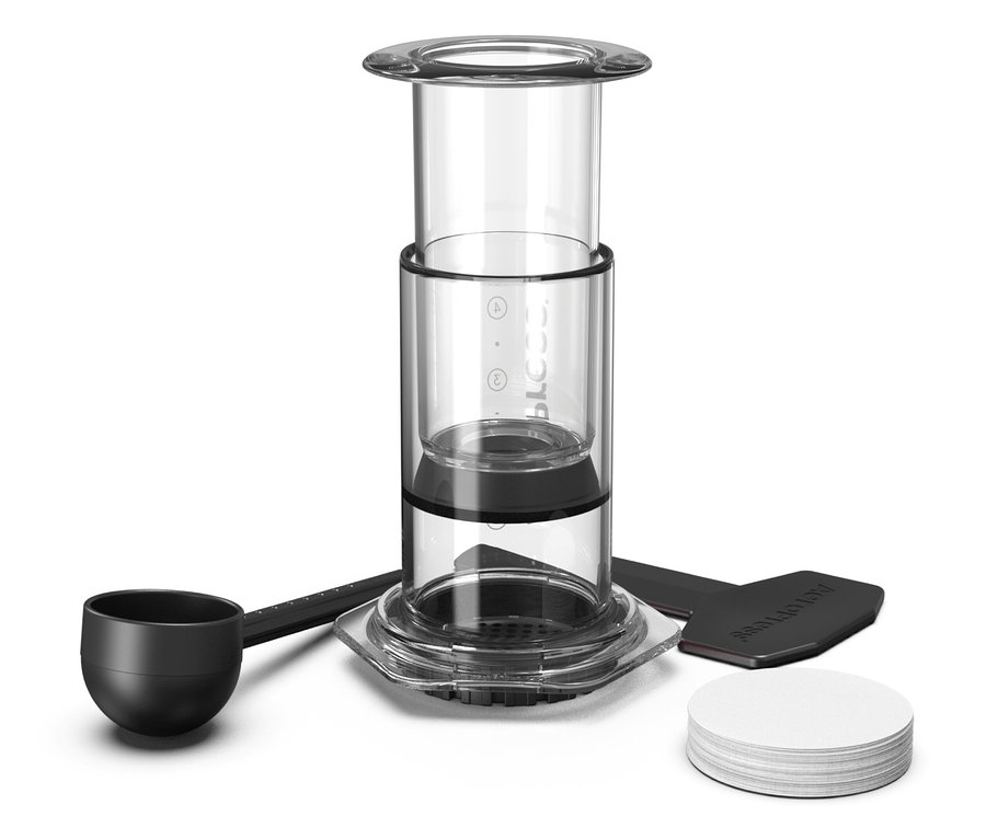AeroPress Kaffeebereiter mit Zubehör auf weißem Grund.
