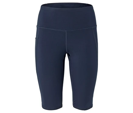 Nahaufnahme von marineblauen Sportshorts vor weißem Hintergrund.
