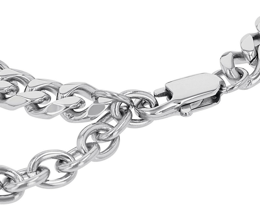Nahaufnahme eines Amor Unisex-Armschmucks mit Anhänger, bestehend aus silberfarbenen Kettengliedern.
