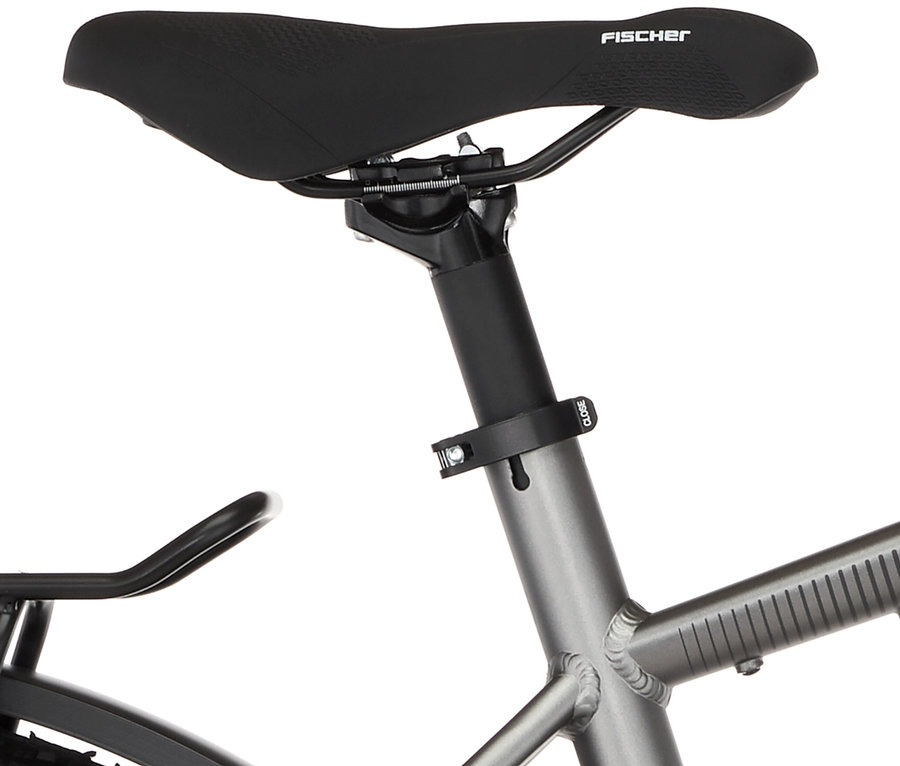Nahaufnahme vom schwarzen Sattel und der silbernen Rahmenstange eines FISCHER Trekking-E-Bikes TERRA 2.2 ACTIVE, groß (Diamant Rahmen).