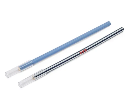 Zwei Eyeliner-Stifte liegen diagonal auf weißem Grund. Einer ist hellblau, der andere gestreift mit roten Herzchen.