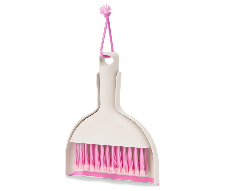 Ein beiges Kehrset mit rosa Borsten und einer rosa Kordel zum Aufhängen hängt vor einem weißen Hintergrund.