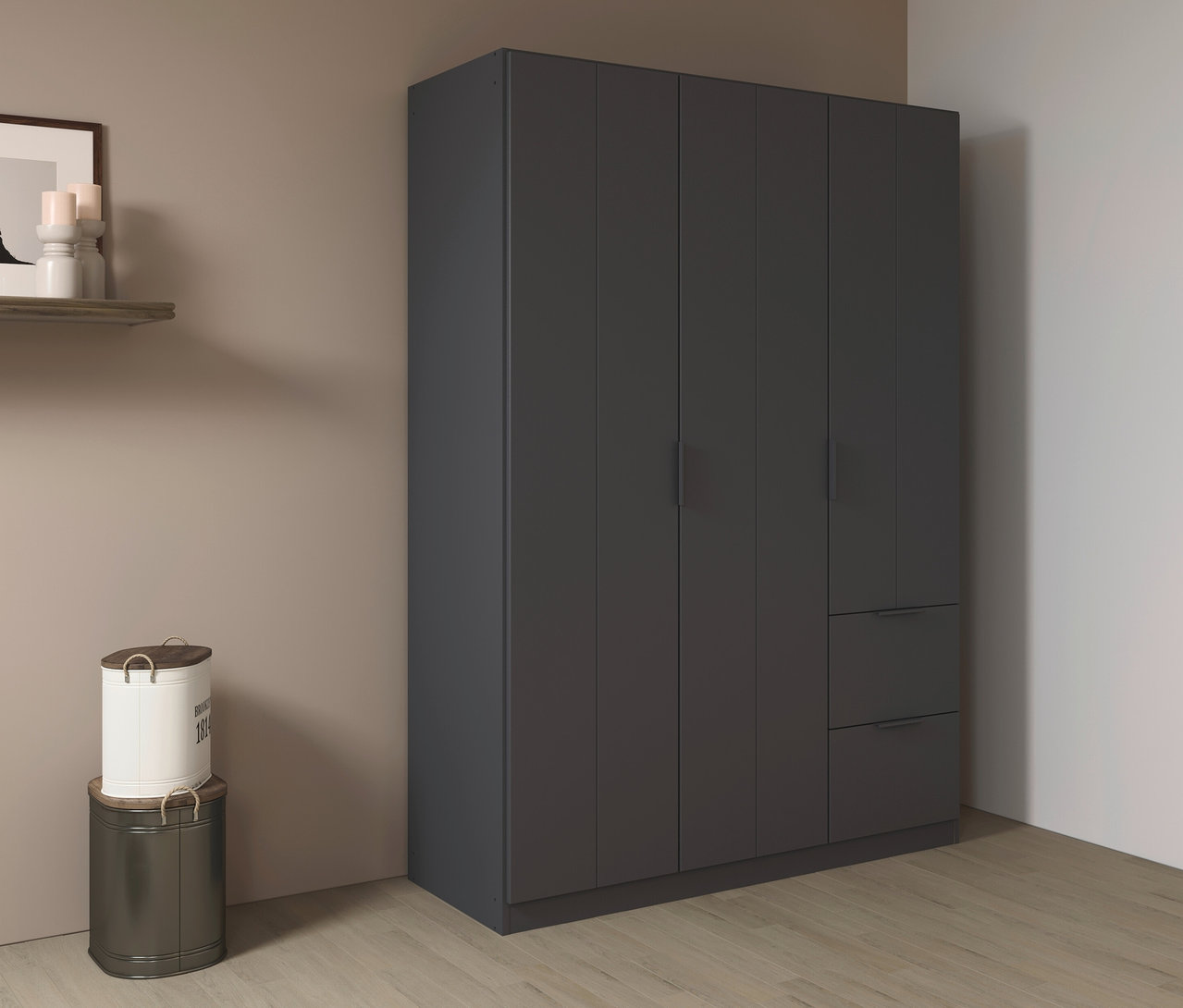 Grauer Kleiderschrank mit fünf Türen und zwei Schubladen steht in einer Ecke. Dekorative Gegenstände auf einem Regal und zwei Behälter links.