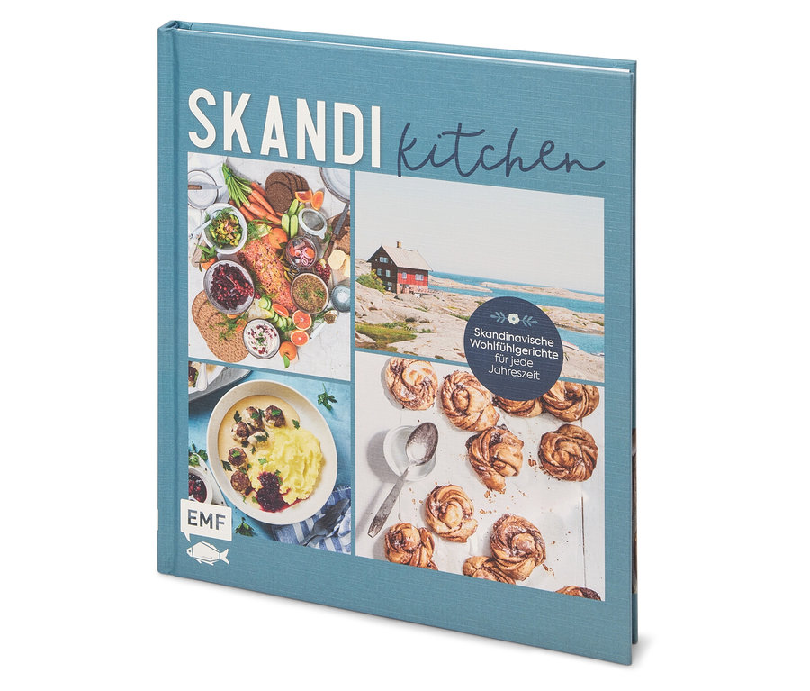Nahaufnahme eines Kochbuchs namens 'Skandi Kitchen' mit Bildern von Speisen und einer Hütte am Meer.
