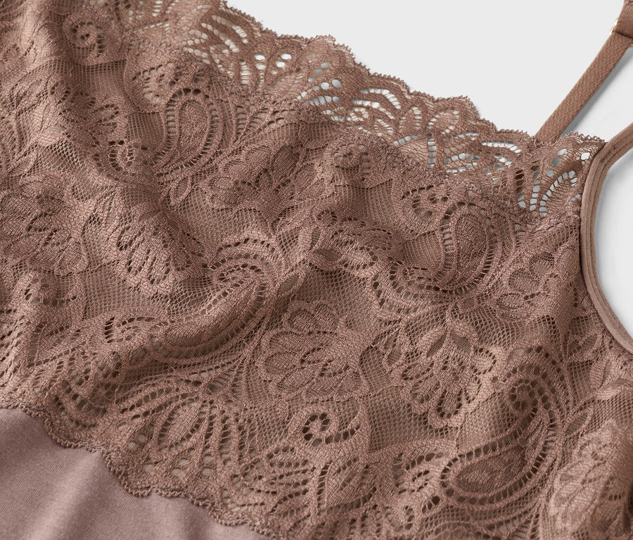 Nahaufnahme eines beigen Spitzentops mit Spaghetti-Trägern.