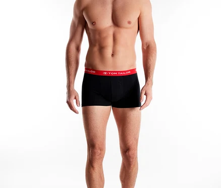 Ein oberkörperfreier Mann steht frontal und trägt schwarze TomTailor Slipboxer «Buffer» mit rotem Bund.