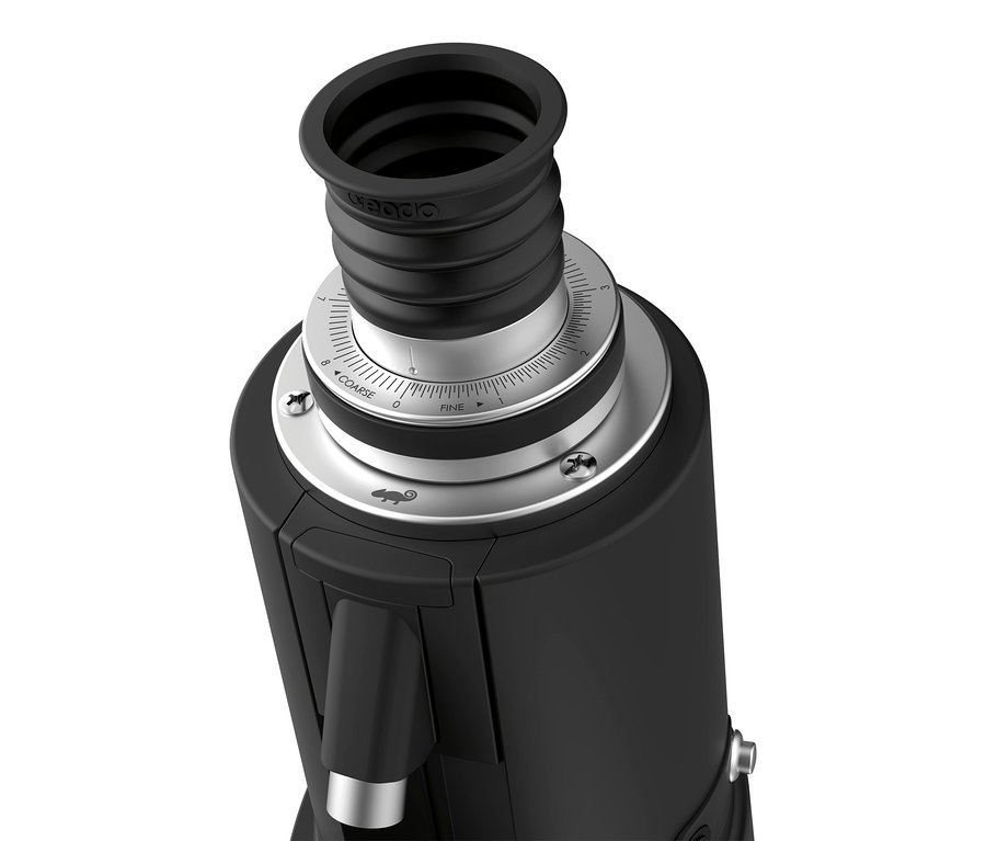 Nahaufnahme einer schwarzen Kaffeemühle mit silbernen Akzenten und einem schwarzen Gummibalgaufsatz.