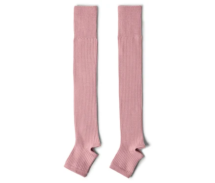 Zwei lange, gerippte, rosa Yoga-Socken liegen nebeneinander auf einem weißen Hintergrund.